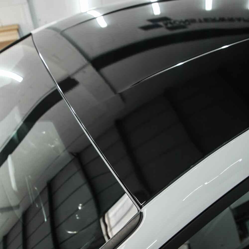 Detail lepení černé lesklé fólie